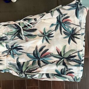 Cupshe White Tropical Print Women Shorts